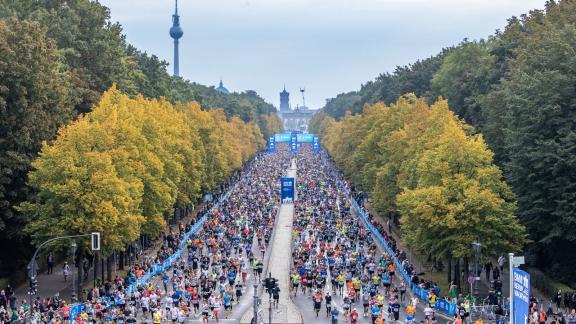 <p>Über 45.000 Läuferinnen und Läufer starteten beim Berlin-Marathon. Foto: Andreas Gora/dpa</p> Marathon-Spektakel