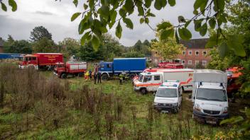 Die Fahrzeuge der Rettungs- und Hilfsdienste im Kreis Plön sind schon mal vorsichtig in die zugewachsene Baugrube auf dem ehemaligen Kasernengelände in Lütjenburg gestellt worden. Hier soll seit vier Jahren ein Katastrophenschutzzentrum entstehen.