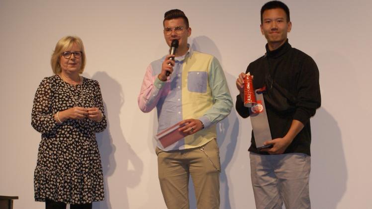 Bürgermeisterin Gabriele Hettwer überreichte den Publikumspreis an Falk Soukup und Alexander Liu für ihren Film „Das Glück mit den Fischen“.  