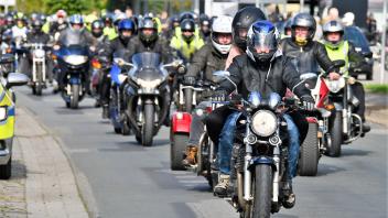Ein imposantes Bild gaben die vielen Motorradfahrer auf ihrem Weg von Quakenbrück nach Gehrde ab.