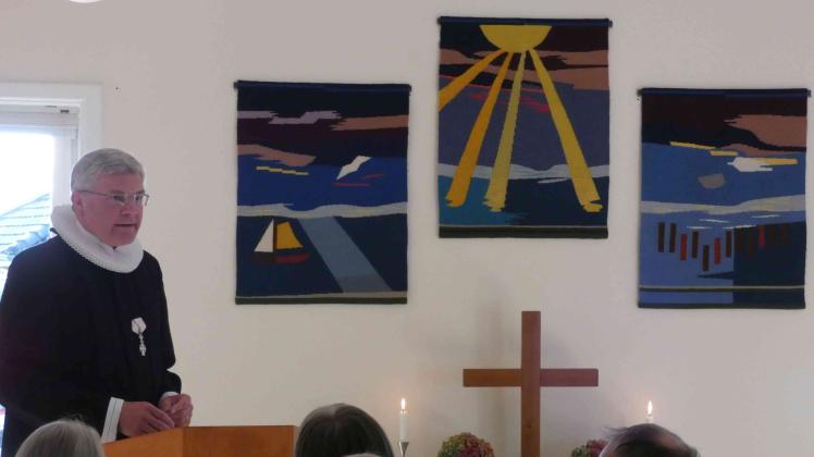 In seiner Predigt erzählte Propst Hasse Neldeberg Jörgensen über die Altarteppiche und die Symbole der Natur und der Umgebung von Aventoft und den biblischen Symbolen. 