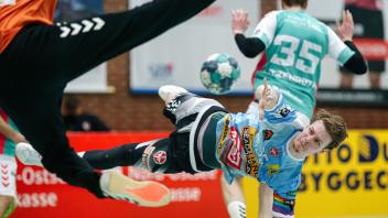 Handball spektakulär: Flensburgs Jonas Mau liegt fast waagerecht in der Luft.