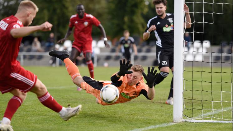 Stürmer Pieter Marvin Wolf (links) vom Rostocker FC scheitert in dieser Szene an Torwart Oliver Gaedtke vom FSV Bentwisch, der eine höhere Niederlage seiner Mannschaft verhinderte.