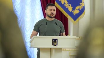 Ukraine-Krieg - Selenskyj verleiht Orden "Held der Ukraine"