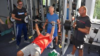 Hansjürgen Kuhlmey im LT-Sportclub „bei der Arbeit“ – aufgelegt sind 105 Kilogramm! – mit seinen Unterstützern (von links) Dirk Eggert, Wolfgang Klemstein und Steffen Richter 
