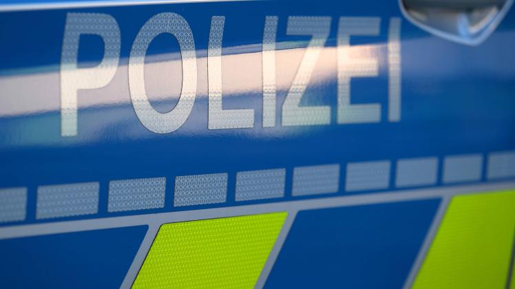 16.09.2022, PSD-BANK Dome Düsseldorf, Nahaufnahme Einsatzfahrzeug Polizeiauto: Schriftzug Polizei Symbol NRW Deutschland