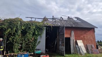 Am Sonntagnachmittag brannte in Tüttendorf eine als Werkstatt genutzte Scheune ab. Verletzt wurde niemand. Zur Brandursache wird noch ermittelt.
