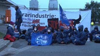Tierrechtsaktivisten blockieren den Tönnies-Schlachthof in Badbergen.