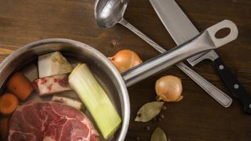 Kräftige Unterschiede: Was Brühe, Bouillon und Fond ausmachen