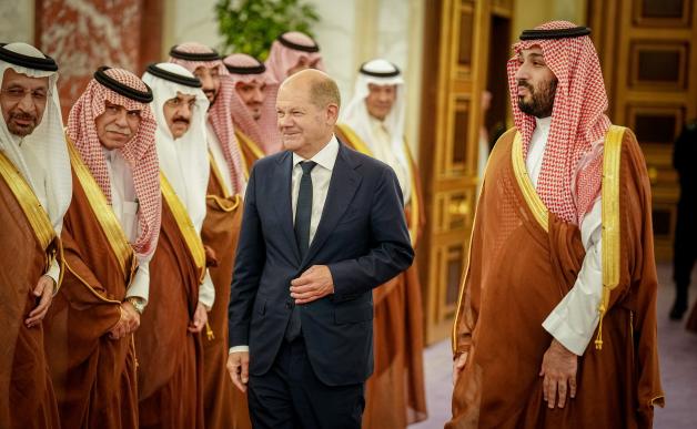 Bundeskanzler Olaf Scholz wird vom Kronprinzen des Königreichs Saudi-Arabien, Mohammed bin Salman, empfangen.