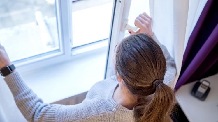 Fenster nicht kippen: Stoßlüften hilft gegen Schimmelbildung