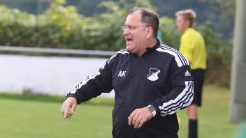 Adrian Königsmann, Trainer des SV Grün-Weiß Todenbüttel, appelliert an die Schiedsrichter, den Fokus mehr auf Foulspiele zu legen.