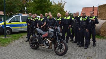 Diese Polizisten kommen aus neun Dienststellen in Mecklenburg und Niedersachsen. Sie haben sich auf Motorrad-Kontrollen spezialisiert und wollen vermehrt zusammenarbeiten.