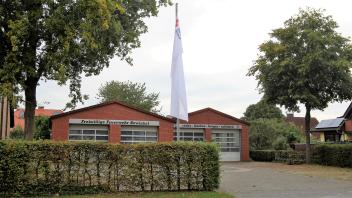 Das alte Feuerwehrgerätehaus der Ortsfeuerwehr Bawinkel an der Lindenstraße wird aktuell vom Deutschen Roten Kreuz genutzt. Auf dem Vorplatz sollen zudem Wohncontainer für Flüchtlinge aufgestellt werden.