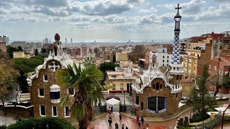 Ein fantastisches Panorama: Der Park Güell in Barcelona wurde von 1900 bis 1914 von Antoni Gaudí erschaffen. Er hat eine Größe von 17,18 Hektar.