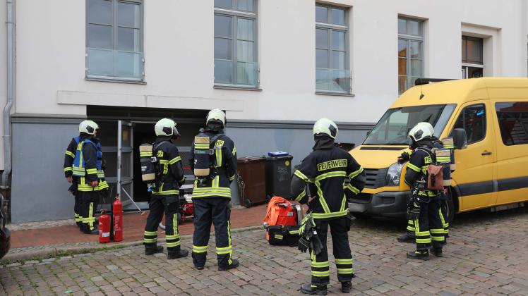 Verrauchte Tiefgarage in Rostocker Innenstadt ruft Feuerwehr-Großaufgebot auf den Plan