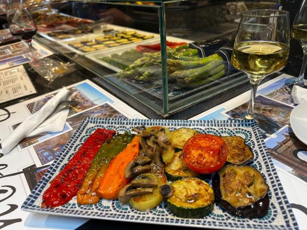 Frisch und lecker: Ein Imbiss in der Markthalle Santa Caterina. Frisch und lecker: Ein Imbiss in der Markthalle Santa Caterina.