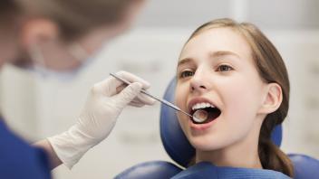 Kinder zwischen sechs und 17 Jahren haben halbjährlich Anspruch auf eine zahnmedizinische Vorsorgeuntersuchung.
