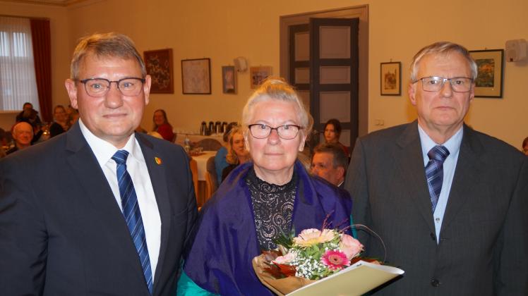 Freut sich über die Anerkennung: Preisträgerin Waltraut Ulrich, umgeben von Sternbergs Bürgermeister Armin Taubenheim (l.) und Bürgervorsteher Eckhardt Fichelmann.