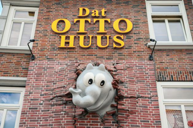 Ein Ottofant guckt aus dem Otto-Museum. „Dat Otto Huus“ steht in Emden in Niedersachsen.
