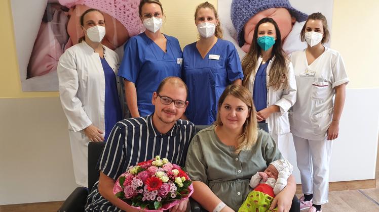 Das Team aus Ärzten, Hebammen und Pflegekräften freut sich mit den Eltern über die Geburt von Valentin.