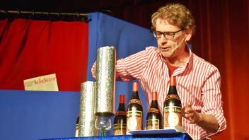 Der Zauber der Flaschenreproduktion – Fortmeier servierte eine originelle Variante des bekannten Tricks.