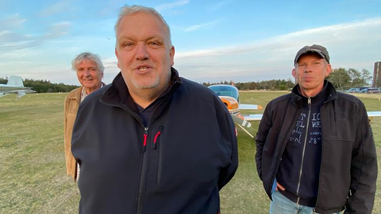 Leiten die Geschicke beim Luftsportclub Föhr: Marco Thoms, genannt „Gacko“ (vorne, Vorsitzender), Wolfang Will (Kassenwart, hinten links) und Peter Holzhauer (zweiter Vorsitzender).