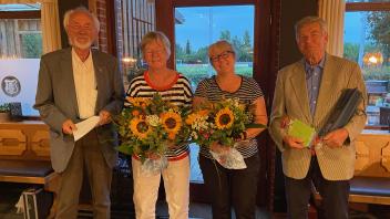 Ein Dankeschön für die bisherigen Vorstandsmitglieder (von links): Heiko Gauert mit Christa Wetzel, Petra Kiencke und Klaus Steen.
