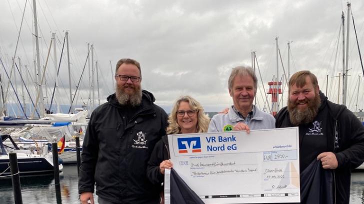 So zahm können Piraten aussehen: Thomas Neidt (Käpt‘n Renate, rechts), Ute Neidt und Thorsten Bastian (links) überreichten den Scheck an den Fördervereins-Vorsitzenden Bernd Kruse.