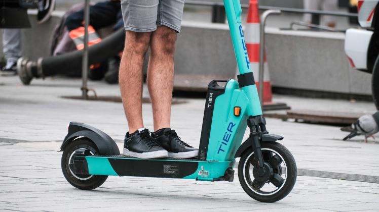 Düsseldorf 13.07.2022 E-Scooter Elektroroller E-Roller E-Roller Tier Escooter behaarte Beine Haarentfernung Epilieren E