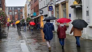 Der aktuelle verkaufsoffene Sonntag in Bad Oldesloe wurde auch durch das Wetter zum Flop. Aber es mangelte auch an Aktionen und Angeboten.