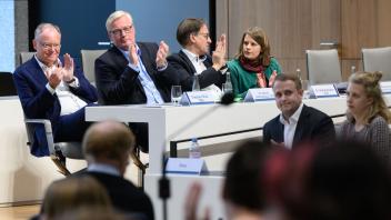 "Jugend debattiert" mit Spitzenkandidaten zur Landtagswahl