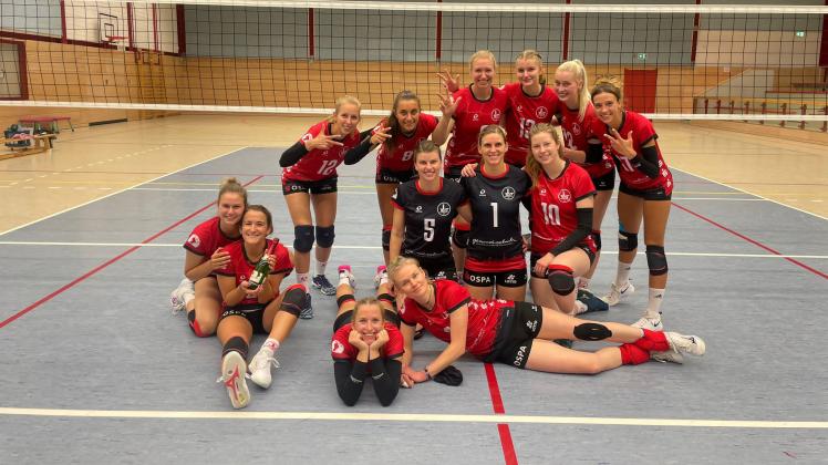 Die stolzen Siegerinnen vom SV Warnemünde nach dem 3:1 in der Volleyball-Regionalliga Nord gegen VT Hamburg