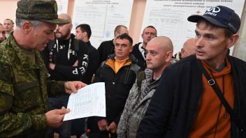 Russland, Eingezogene Reservisten in Bataisk, Rostow Russia Partial Mobilisation Regions 8283893 26.09.2022 Men conscrip