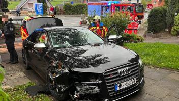 Schwer beschädigt ließen die Männer den Audi S8 stehen.