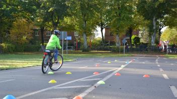 Fahrradtraining mit Spaß: In den Herbstferien können Kinder in der Jugendverkehrsschule an der Färberstraße wieder mit Hilfe der Polizei ihr Können verbessern und so Sicherheit im Verkehr gewinnen. 