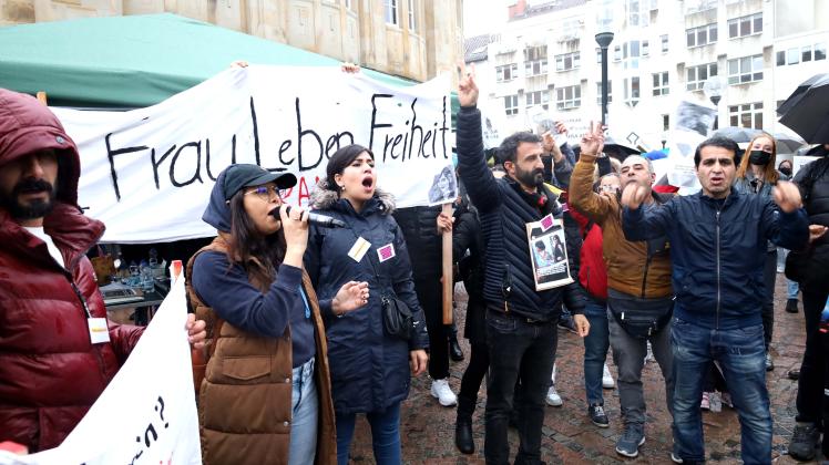 Emotionale Proteste gab es am Montag vor dem Theater in Osnabrück. Dort demonstrierten etwa 150 Menschen für Frauenrechte im Iran.