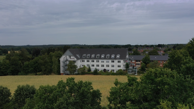 Das Haus Mühlental wurde 1967 eröffnet und wird vom Evangelischen Rentner- und Altenwohnheim Schenefeld e.V. getragen.