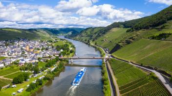 Drone shot of passenger ship on Mosel River by town against cloudy sky, Germany PUBLICATIONxINxGERxSUIxAUTxHUNxONLY RUNF