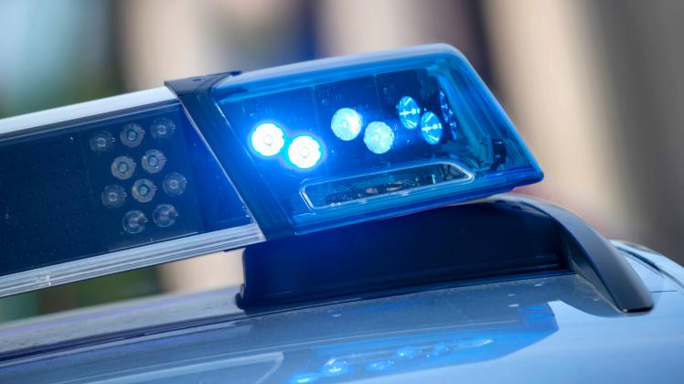 Blaulicht, Polizei, 23.09.2022 Deutschland, München, 23.09.2022, Blaulicht, Polizeifahrzeug beim Absperren einer Seitens