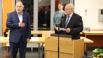 Vor Bürgervorsteher Henning Meyn (CDU, rechts) legte Thomas Beckmann (FDP) den Amtseid ab.