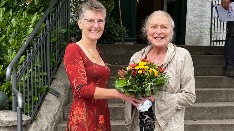 Ilse Michelsen wird von der BSV-Vorsitzenden Astrid Werner zum Ehrenmitglied ernannt 