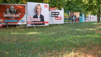 Wahlplakate an einer Strasse, Wahlkampfplakate der politischen Parteien zur Landtagswahl Niedersachsen 2022 in Hannover,