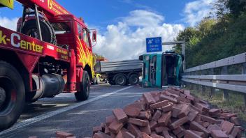 Unfall auf A30: Lastwagen verliert Ladung auf der Autobahn bei Bruchmühlen.