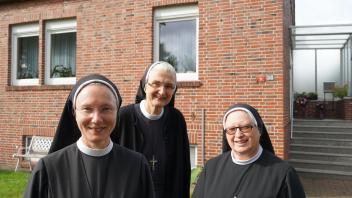 Seit 1946 leben Schwestern der Thuiner Franziskanerinnen in Rütenbrock und prägen das Leben in der Harener Ortschaft. Heute bewohnen Schwester Johannetta, Schwester Anna Maria und Schwester Waltraud (von links) das Schwesternhaus. 