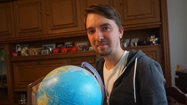 Dieser Globus, den Steffen Feldmann von seinem Patenonkel als Kind bekommen hat, war ein Auslöser für den 25-Jährigen, nun eine Weltreise zu machen. In den vergangenen zwei Monaten hat er bei seinen Eltern in Bersenbrück gewohnt, um sich vorzubereiten.