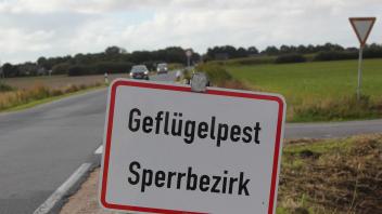 Ein Schild weist am 27.9.2023 auf der Landstraße zwischen Leck und Risum-Lindholm auf einen Geflügelpest-Sperrbezirk hin.