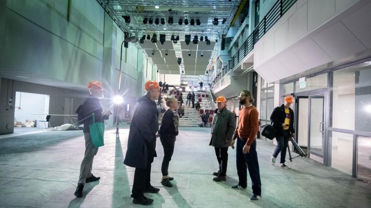 Der Wandel der M*Halle in Schwerin Neue Spielstätte: Das Mecklenburgische Staatstheater eröffnet die M*Halle auf dem Großen Dreesch mit dreitägigem Festival in den ehemaligen Druckhallen der SVZ. Im Vorfeld ermöglichte das Theater einen Einblick in die neue Wirkungsstätte. Christan Schwandt, Kaufmännischer Geschäftsführer Hans-Georg Wegner, Generalintendant und Geschäftsführer Nina Gühlstorff, Hausregisseurin für Öffnungsprojekte Mario Kalk, Technischer Direktor 27.09.2022 Foto Volker Bohlmann