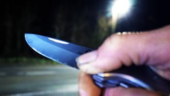 Kriminalität, Raub und Überfall / Raubüberfall - Symbolbilder Angriff mit Messer / Messerangriff - Symbolbilder .Messer