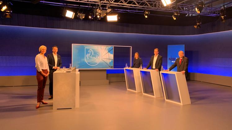 Stellten sich den Fragen der NDR-Moderatoren Susanne Stichler und Jan Starkebaum (links): Die Spitzenkandidaten Julia Willie Hamburg (Bündnis 90/Die Grünen), Stefan Birkner (FDP, Mitte) und Stefan Marzischewski (AfD).